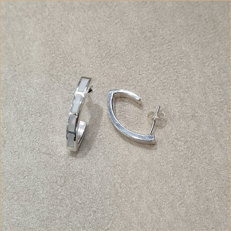 Boucles d’oreilles demi créoles en nacre blanche “EN1125.W”