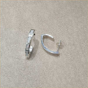 Boucles d’oreilles demi créoles en nacre blanche “EN1125.W”