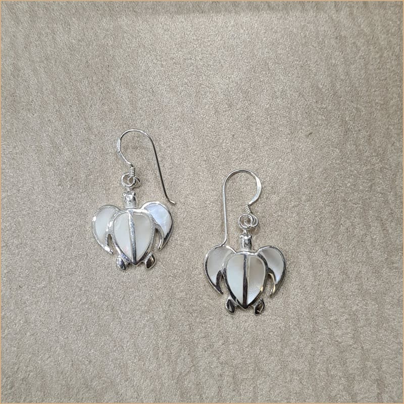 Boucles d’oreilles tortue en nacre blanche “EN1140.W”