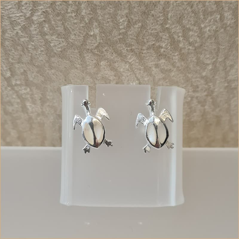 Boucles d’oreilles tortue en nacre blanche “EN1141.W”
