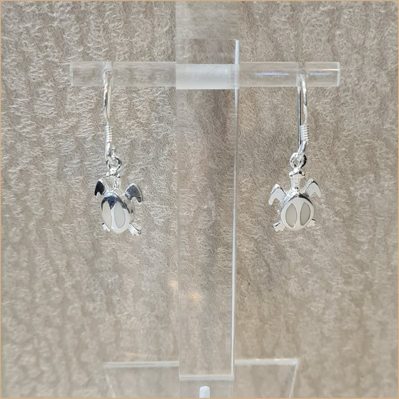 Boucles d’oreilles tortue en nacre blanche “EN1142.W”