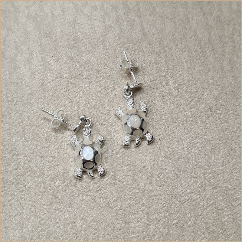 Boucles d’oreilles tortue en nacre blanche “EN1143.W”