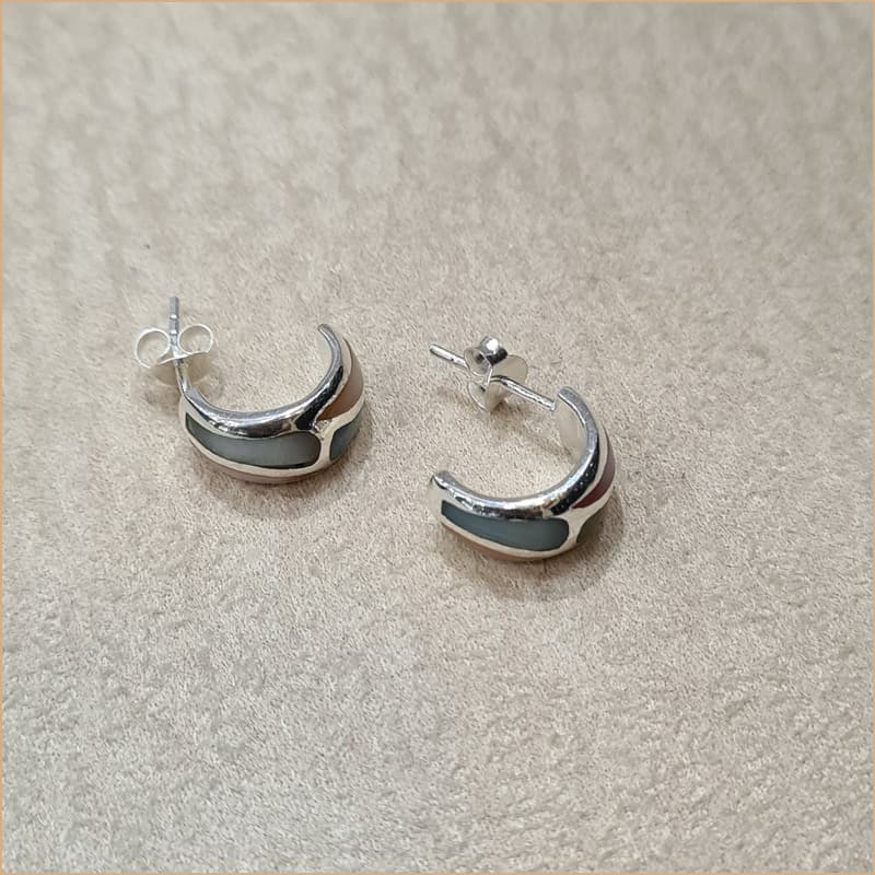Boucles d’oreilles demi créoles en nacre multicolore “EN1144.M”