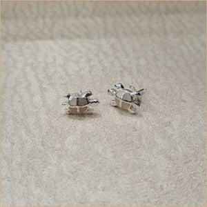 Boucles d’oreilles tortue en nacre blanche “EN1145.W”