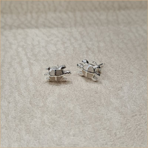 Boucles d’oreilles tortue en nacre blanche “EN1145.W”