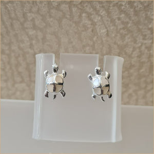 Boucles d’oreilles tortue en nacre blanche “EN1145.W”