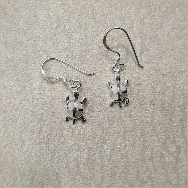 Boucles d’oreilles tortue en nacre blanche “EN1146.W”