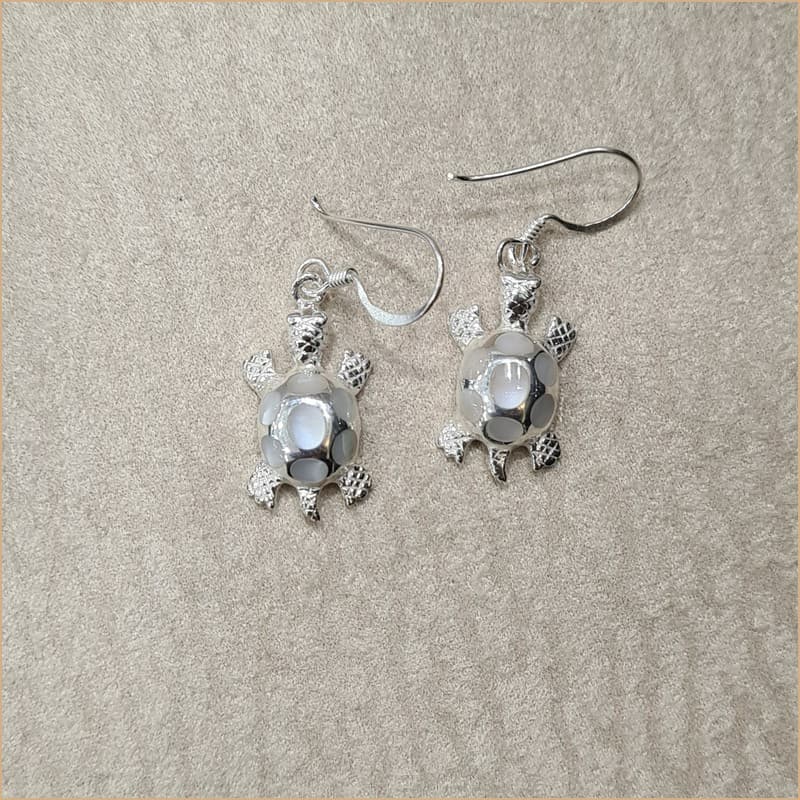 Boucles d’oreilles tortue en nacre blanche “EN1147.W”