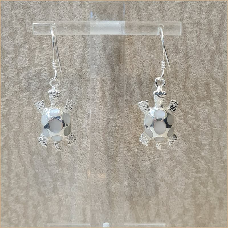 Boucles d’oreilles tortue en nacre blanche “EN1147.W”