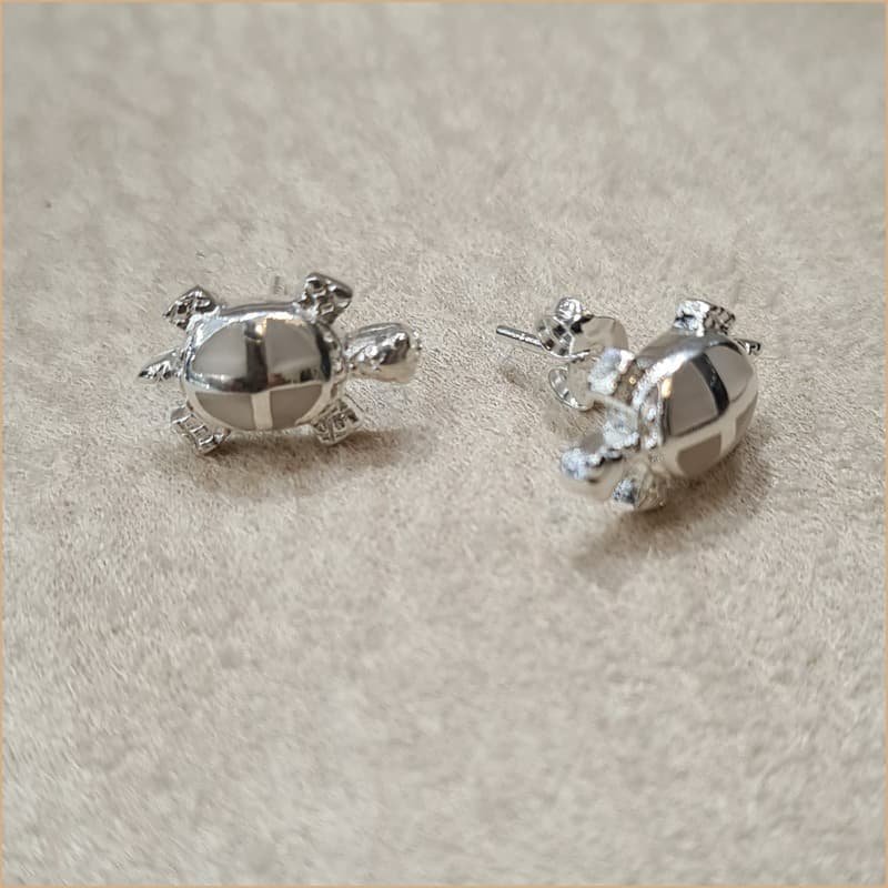 Boucles d’oreilles tortue en nacre blanche “EN1149.W”