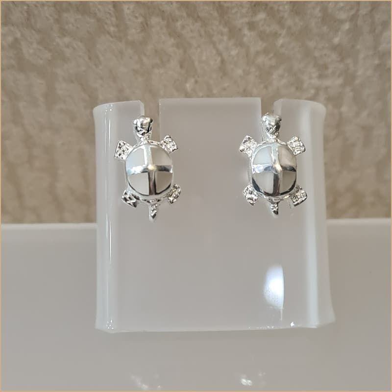Boucles d’oreilles tortue en nacre blanche “EN1149.W”