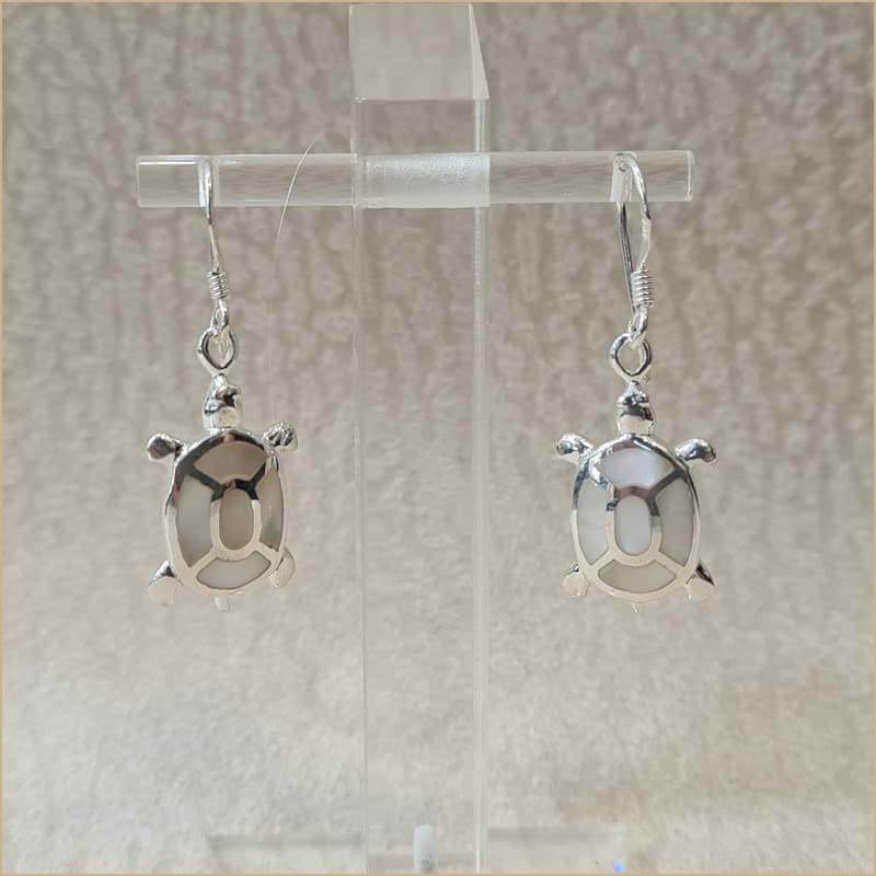 Boucles d’oreilles tortue en nacre blanche “EN1154.W”