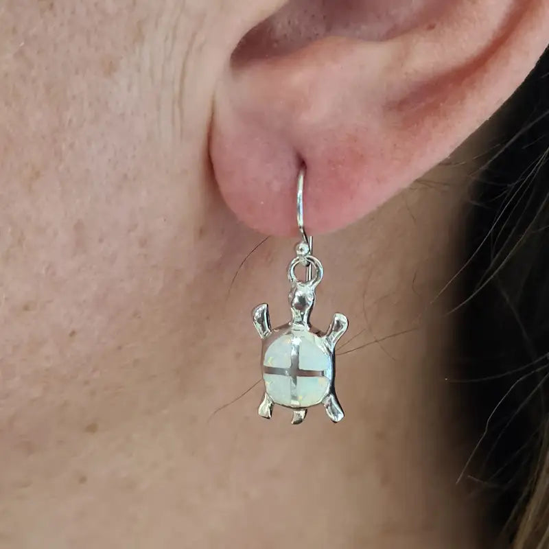 Boucles d'oreilles tortue opaline blanche "EOT4.W"