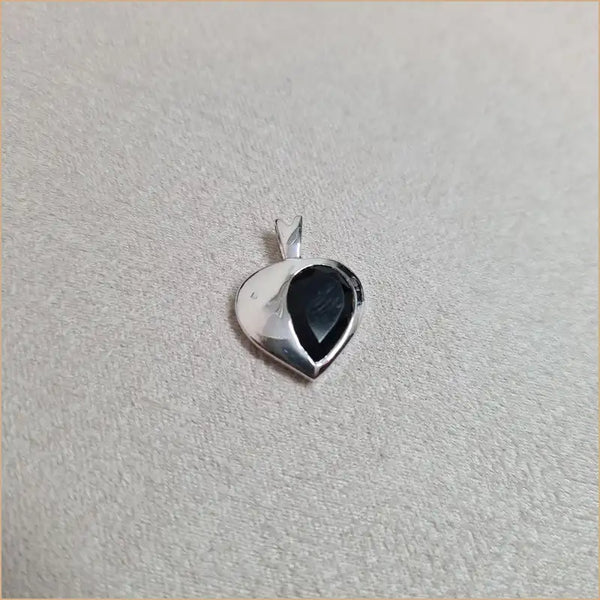 Pendentif onyx demi-coeur "PI1066.O"
