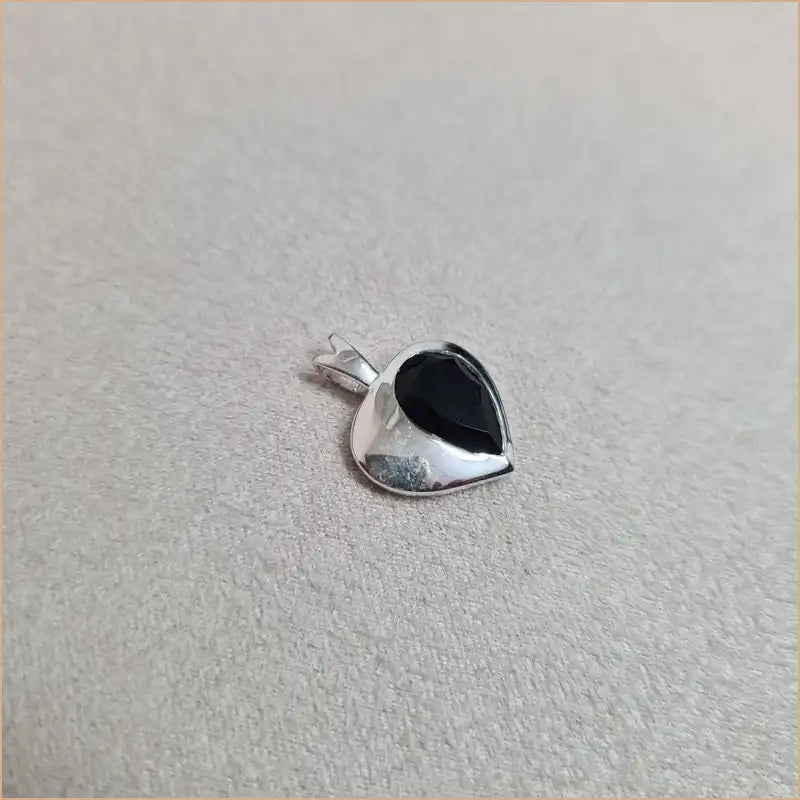 Pendentif onyx demi-coeur "PI1066.O"