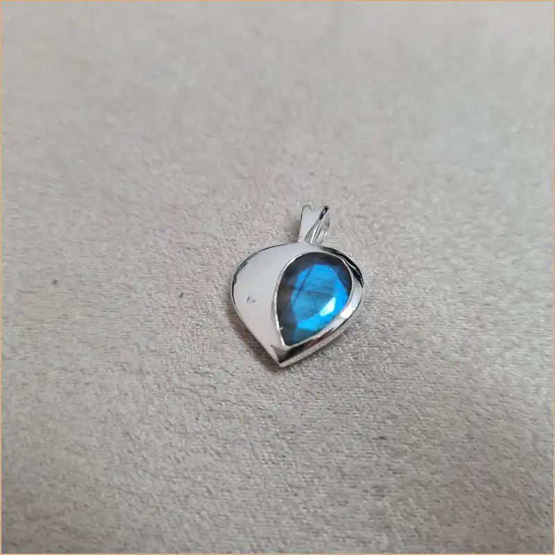 Pendentif labradorite demi-coeur "PI1066.L"