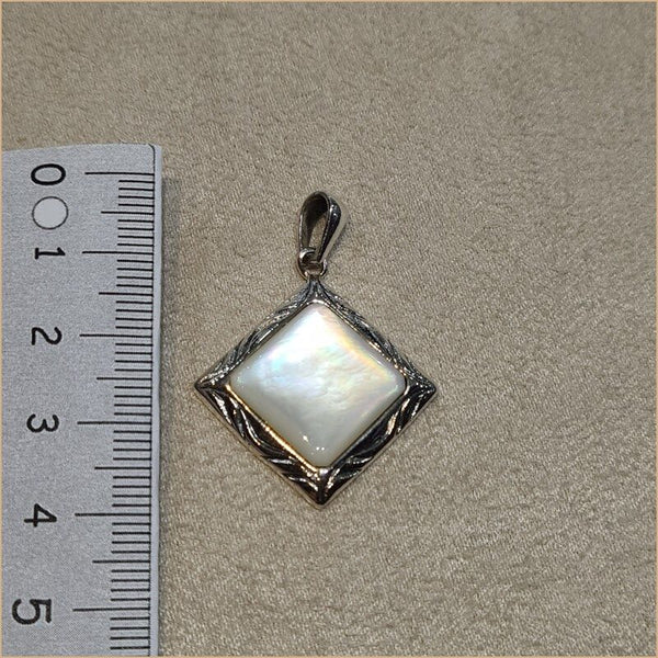 Pendentif carré en nacre blanche "PN1020.W"
