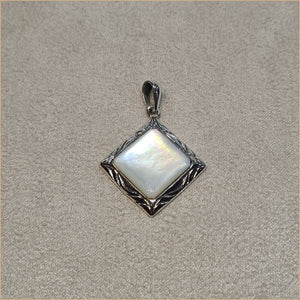Pendentif carré en nacre blanche "PN1020.W"