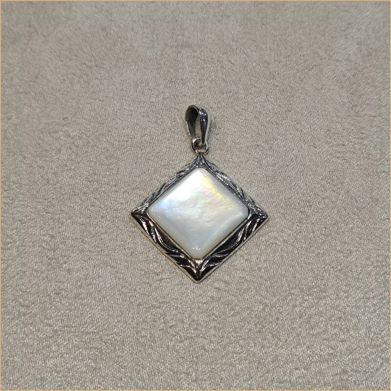 Pendentif carré en nacre blanche "PN1020.W"