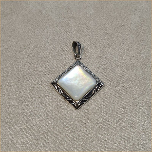 Pendentif carré en nacre blanche "PN1020.W"