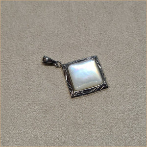 Pendentif carré en nacre blanche "PN1020.W"