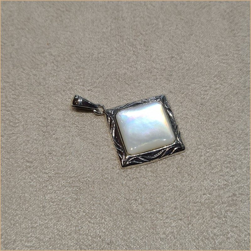 Pendentif carré en nacre blanche "PN1020.W"