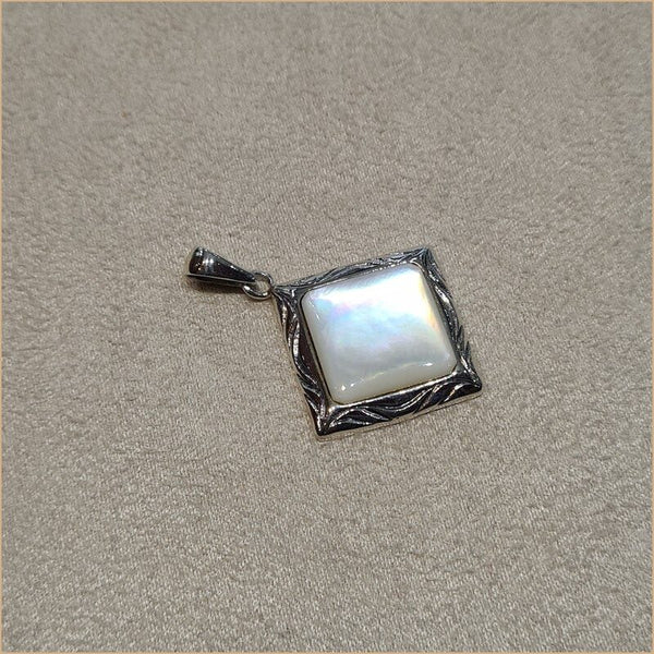 Pendentif carré en nacre blanche "PN1020.W"