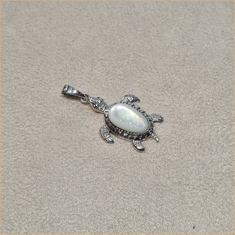 Pendentif tortue en nacre blanche "PN1022.W"