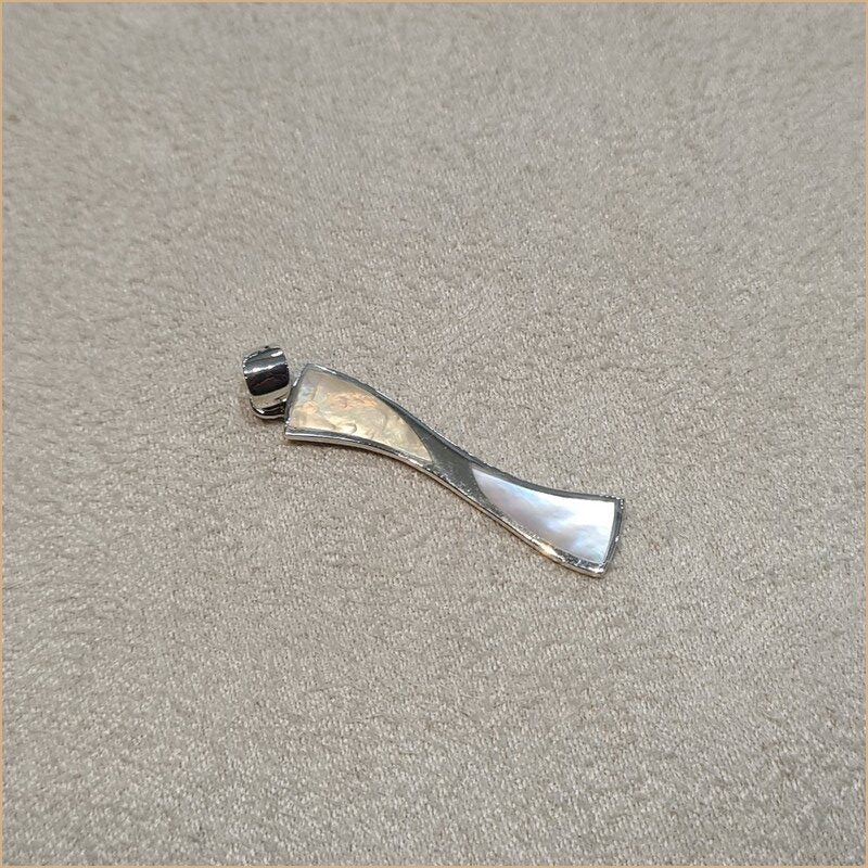 Pendentif twist en nacre blanche "PN1027.W"