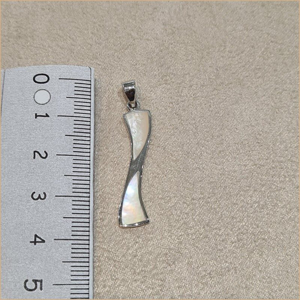 Pendentif twist en nacre blanche "PN1027.W"
