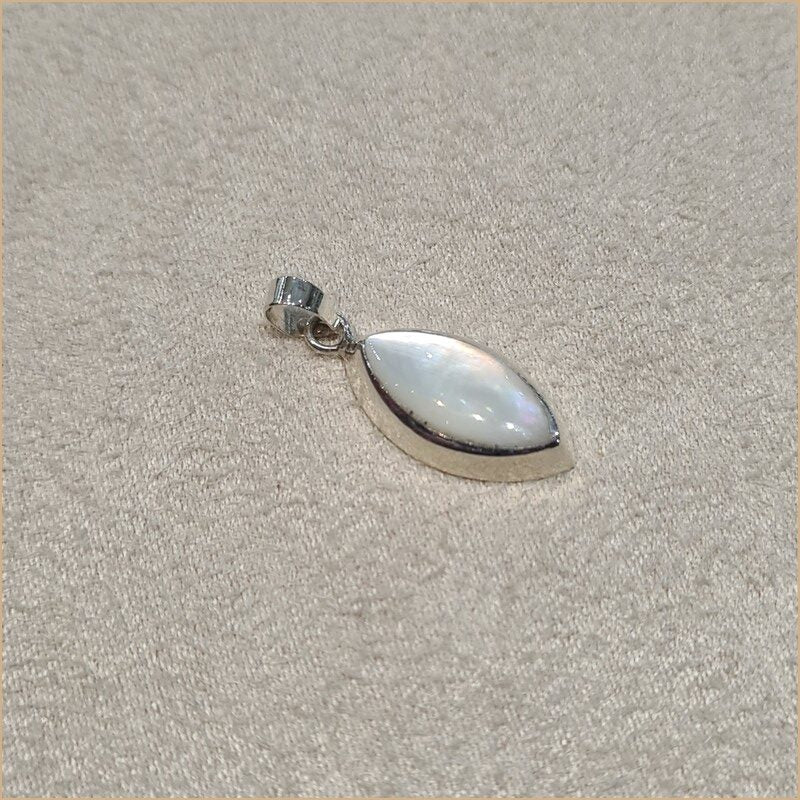Pendentif marquise en nacre blanche "PN1031.W"