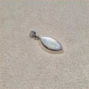 Pendentif marquise en nacre blanche "PN1031.W"