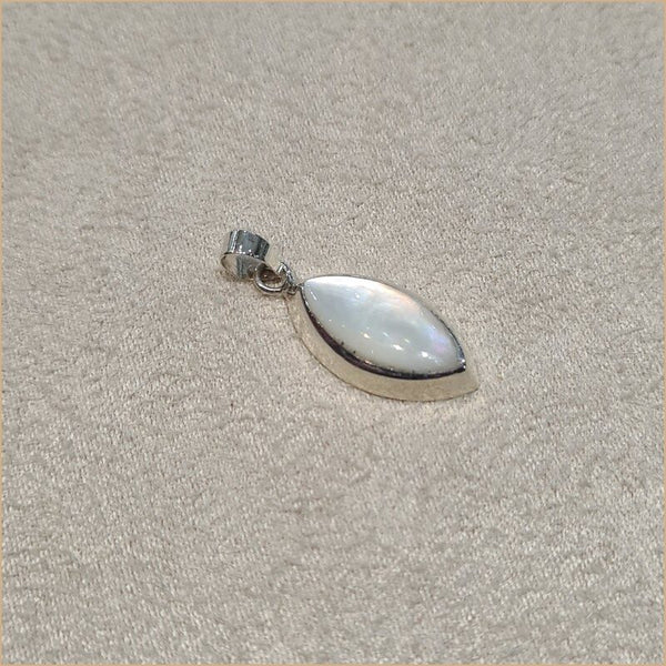 Pendentif marquise en nacre blanche "PN1031.W"