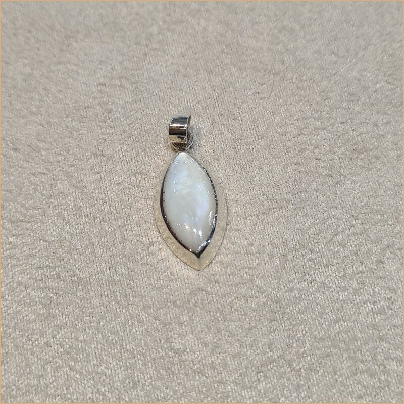 Pendentif marquise en nacre blanche "PN1031.W"