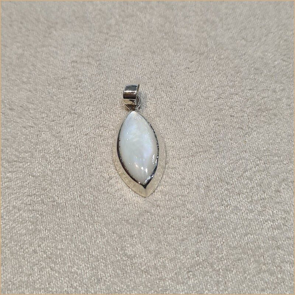 Pendentif marquise en nacre blanche "PN1031.W"