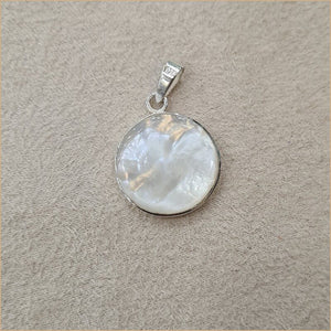 Pendentif recto verso gravé d'un arbre en nacre blanche "PN1071.W"