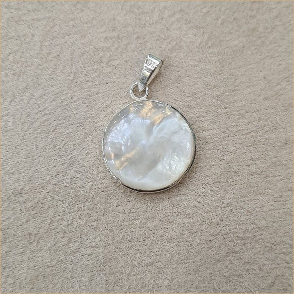 Pendentif recto verso gravé d'un arbre en nacre blanche "PN1071.W"