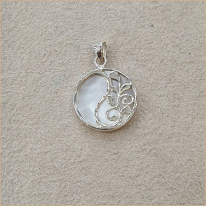 Pendentif recto verso en nacre blanche “PN1072.W”