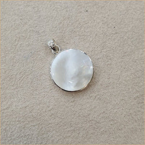 Pendentif recto verso en nacre blanche “PN1072.W”