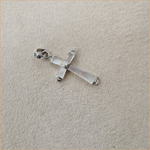 Pendentif en croix en nacre blanche "PN1076.W"
