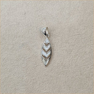 Pendentif plume géométrique en nacre blanche "PN1101.W"