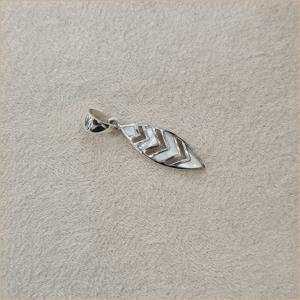 Pendentif plume géométrique en nacre blanche "PN1101.W"