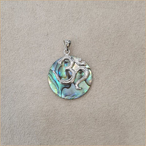 Pendentif Om (ou Aum ॐ) en abalone "PN1102.A"