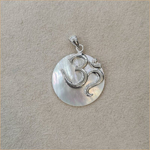 Pendentif Om (ou Aum ॐ) en nacre blanche "PN1102.W"