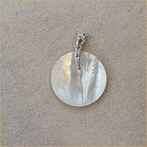 Pendentif Om (ou Aum ॐ) en nacre blanche "PN1102.W"