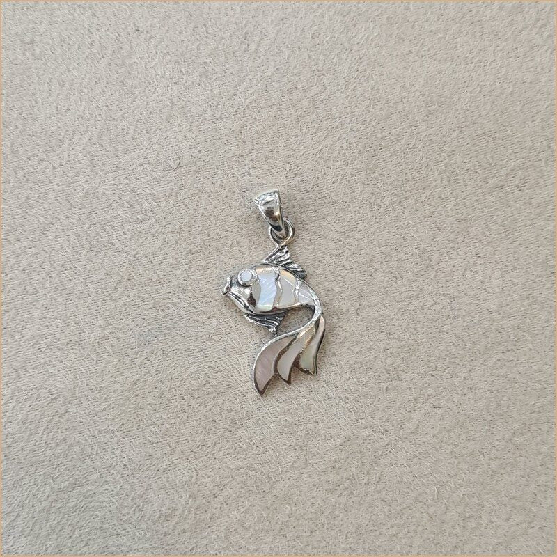 Pendentif poisson en nacre blanche “PN1104.W”