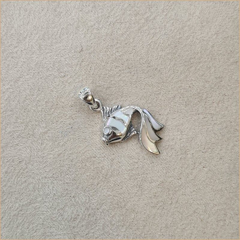 Pendentif poisson en nacre blanche “PN1104.W”