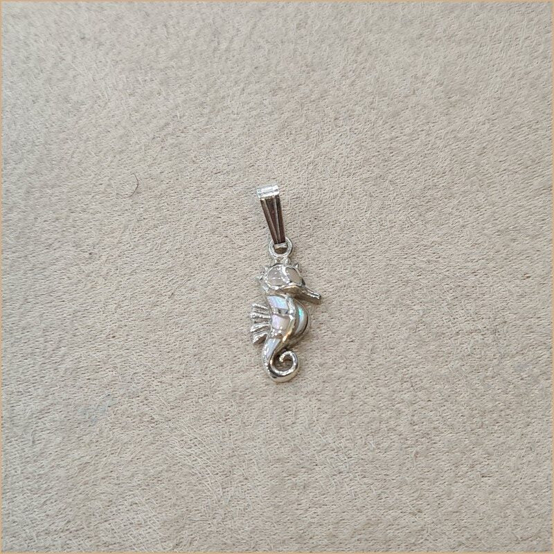 Pendentif hippocampe en nacre blanche “PN1106.W”
