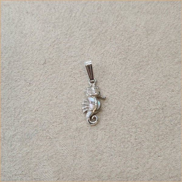 Pendentif hippocampe en nacre blanche “PN1106.W”