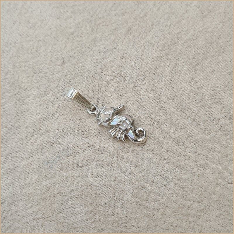 Pendentif hippocampe en nacre blanche “PN1106.W”